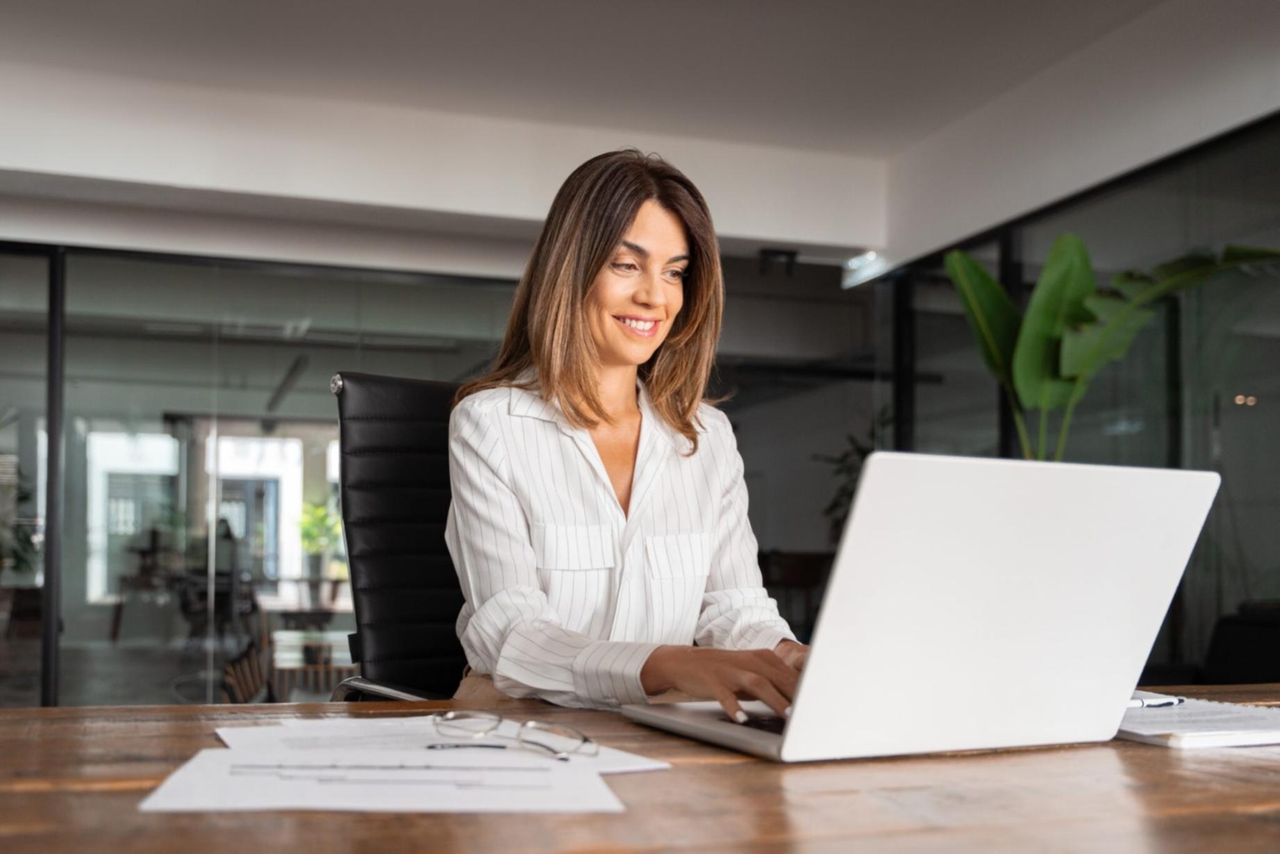 Students engaged in practical mobile SEO workshop