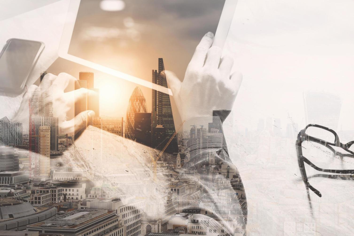 Students collaborating during online learning session